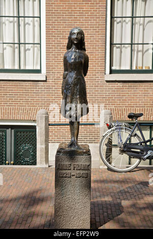 Statue d'Anne Frank dans un passage à Amsterdam, Pays-Bas Hollande, Europe Banque D'Images