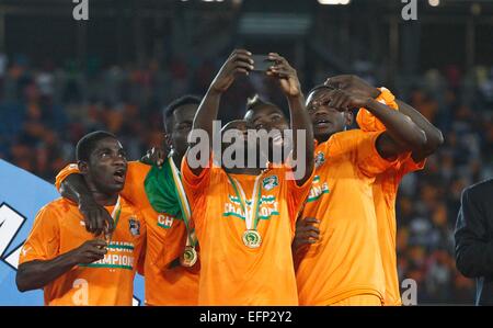 Bata, en Guinée équatoriale. Feb 8, 2015. Les joueurs de la Côte d'Ivoire prendre après avoir remporté le selfies dernier match de Coupe d'Afrique des nations entre le Ghana et la Côte d'Ivoire à Bata, en Guinée équatoriale, le 8 février 2015. Côte d'Ivoire a remporté le champion en battant le Ghana 9-8 en tirs de barrage de la finale de dimanche. Crédit : Li Jing/Xinhua/Alamy Live News Banque D'Images