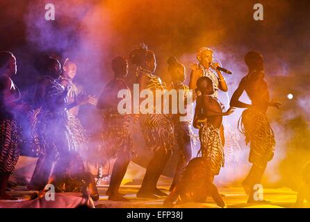 Bata, en Guinée équatoriale. Feb 8, 2015. Danseurs effectuer avant la finale de Coupe d'Afrique des Nations entre la Côte d'Ivoire et le Ghana à Bata, en Guinée équatoriale, le 8 février 2015. Côte d'Ivoire a battu le Ghana par 9-8 après les prolongations et tirs au but et a réclamé le titre. Crédit : Li Jing/Xinhua/Alamy Live News Banque D'Images