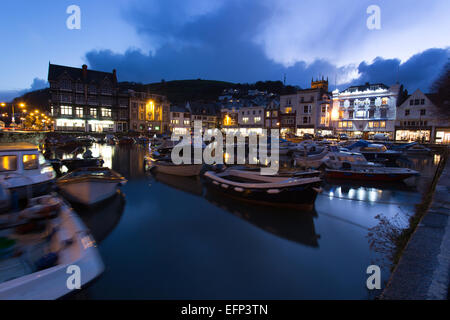 Ville de Dartmouth, en Angleterre. Soirée pittoresque vue sur la pêche et les bateaux amarrés au bateau classé Grade II Float. Banque D'Images