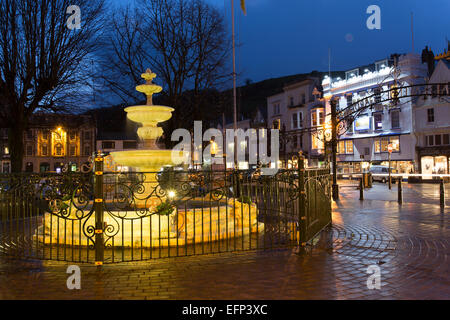 Ville de Dartmouth, en Angleterre. Soir vue de la fontaine du Jubilé de l'époque victorienne situé à Dartmouth, l'avenue Royal Gardens. Banque D'Images