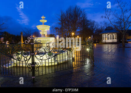 Ville de Dartmouth, en Angleterre. Soir vue de la fontaine du Jubilé de l'époque victorienne situé à Dartmouth, l'avenue Royal Gardens. Banque D'Images