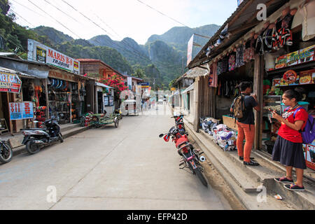 El Nido, Palawan - 16 janvier 2015 : rue principale d'El Nido à Palawan, une des principales îles des Philippines. La population locale Banque D'Images