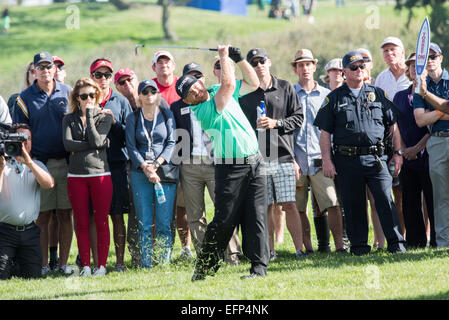 Torrey Pines, California, USA. Feb 8, 2015. J.B. Holmes son 2ème tourné hors de la collerette sur le 12e trou lors de la ronde finale de l'Open d'assurance des agriculteurs à Torrey Pines Golf Course le 8 février 2015 à San Diego, Californie. De : Doug Gifford/ZUMA/Alamy Fil Live News Banque D'Images