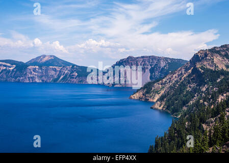 Vue de l'est de la jante de Crater Lake. Crater Lake National Park, Oregon, United States. Banque D'Images