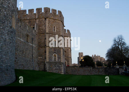 Henry VIII Gateway (de côté) et mur extérieur du château de Windsor, Berkshire, Angleterre avec moon rising au crépuscule en Janvier Banque D'Images