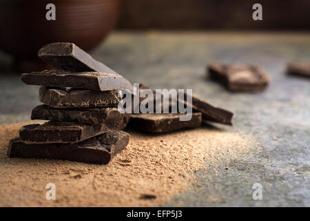 Morceaux de chocolat noir empilés sur grunge background Banque D'Images