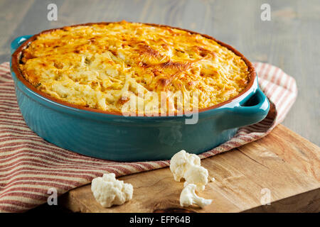 Recette hachis Parmentier de chou-fleur à l'aide de la purée de chou-fleur comme une alternative saine à une purée de pommes de terre Banque D'Images