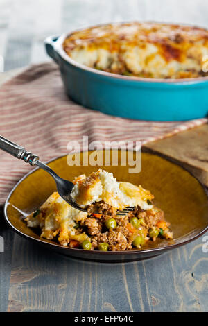 Recette hachis Parmentier de chou-fleur à l'aide de la purée de chou-fleur comme une alternative saine à une purée de pommes de terre Banque D'Images