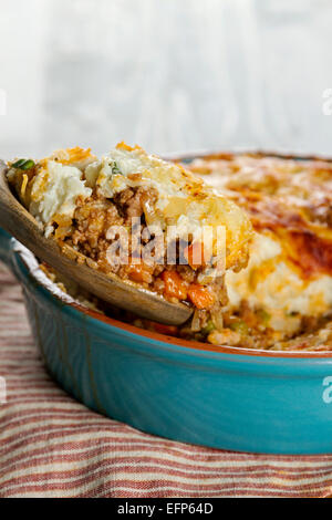 Recette hachis Parmentier de chou-fleur à l'aide de la purée de chou-fleur comme une alternative saine à une purée de pommes de terre Banque D'Images