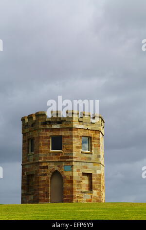 De gros nuages accrocher au-dessus de la tour des douanes historique à La Pérouse, sur les rives de Botany Bay, près de Sydney, NSW, Australie. Banque D'Images