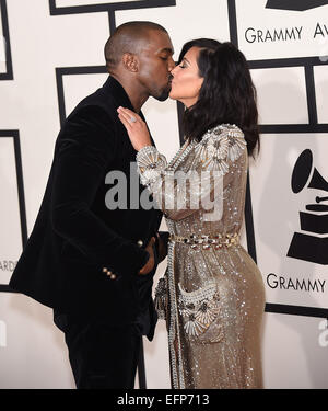 Los Angeles, Californie, USA. Feb 8, 2015. KANYE WEST et Kim Kardashian baiser qu'ils arrivent pour la 57e cérémonie annuelle de remise des prix Grammy au Staples Center. Credit : Lisa O'Connor/ZUMA/Alamy Fil Live News Banque D'Images