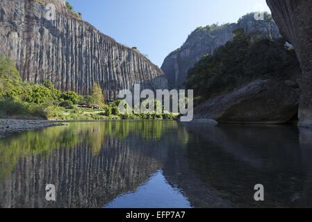 Falaise de notre établissement "Tuteng Impression Hotel Tiyuan Peak et la rivière Nine-Bend Banque D'Images