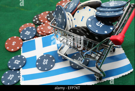 Petit panier plein de jetons de casino sur le pavillon de la Grèce pour jouer Banque D'Images