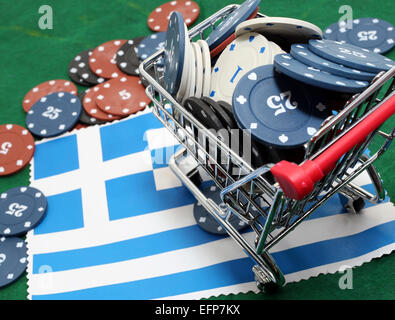 Panier plein de jetons casino sur le pavillon de la Grèce pour jouer Banque D'Images