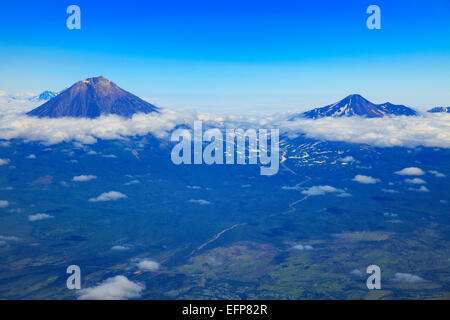 Vue aérienne de volcans, Yichun, mer d'Okhotsk, péninsule du Kamchatka, Russie Banque D'Images