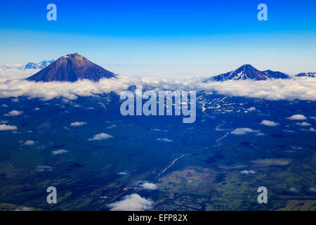 Vue aérienne de volcans, Yichun, mer d'Okhotsk, péninsule du Kamchatka, Russie Banque D'Images