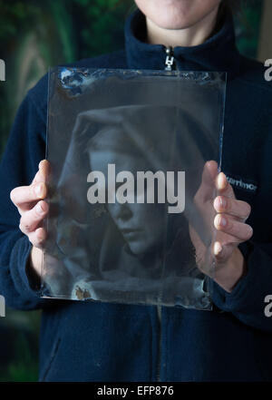 Produit plaque de verre au collodion humide après avoir assisté à l'atelier dirigé par John Brewer pour marquer le bicentenaire année de phot Banque D'Images