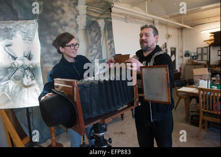 Un atelier organisé par le collodion humide John Brewer pour marquer le bicentenaire de la photographie année pioneer Julia Margaret Cameron. L'apprentissage Banque D'Images