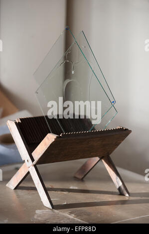 Après l'effusion de l'albumine sur une plaque de verre clair, ils sont laissés à sécher, à l'atelier de photographie au collodion humide dirigé par John Banque D'Images