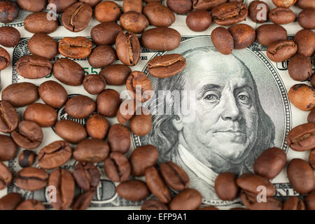 Les grains de café sont cent dollars, en arrière-plan Banque D'Images