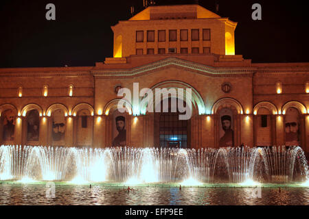 Place de la République, la danse fontaine, Yerevan, Arménie Banque D'Images