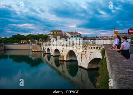 Ponte di Tiberio, pont de Tibère, la traversée du canal Maracchia, Rimini, Italie Banque D'Images