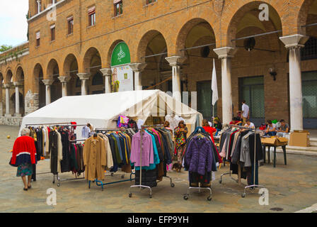 Marché aux puces, des vêtements de seconde main, stands Piazza di San Francesco, vieille ville, Ravenne, Émilie-Romagne, Italie Banque D'Images