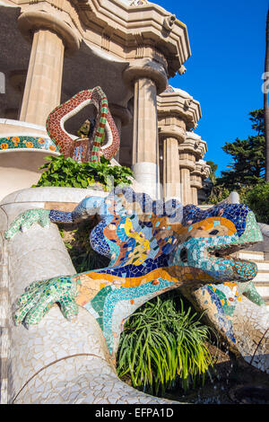 Mosaïque multicolore fontaine salamandre connu aussi sous le nom de El drac ou dragon au Parc Guell ou Parc Guell, Barcelone, Catalogne, Espagne Banque D'Images