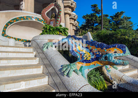 Mosaïque multicolore fontaine salamandre connu aussi sous le nom de El drac ou dragon au Parc Guell ou Parc Guell, Barcelone, Catalogne, Espagne Banque D'Images