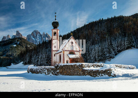 En hiver vue panoramique de l'église St Johann In Saintes, Villnoss Val di Funes, Alto Adige Tyrol du Sud, Italie Banque D'Images