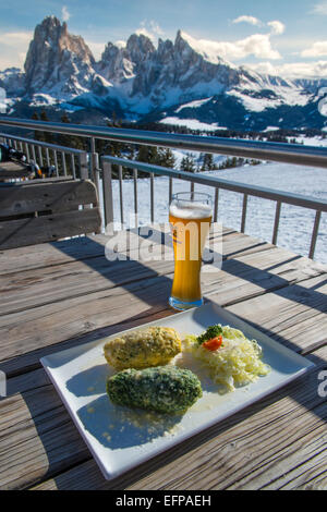 Canederli traditionnels ou plaque knodel servi sur la table avec vue sur les Dolomites enneigées, Alto Adige, le Tyrol du Sud, Italie Banque D'Images