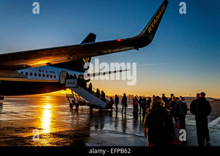 Bristol, Royaume-Uni. L''aéroport de Bristol, Angleterre. Les passagers d'un vol Ryanair pour Dublin au lever du soleil. Crédit : Richard Wayman/Alamy Live News Banque D'Images