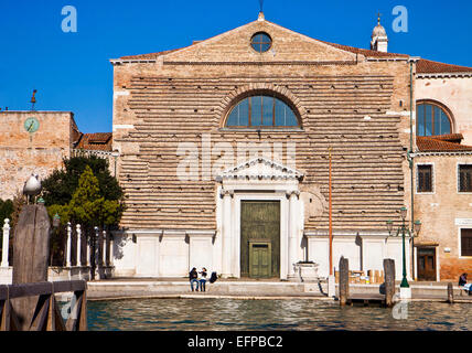 Venise, Italie. L'église de San Marcuola, dédié aux saints Hermagoras et Fortunatus est face au Grand Canal Banque D'Images