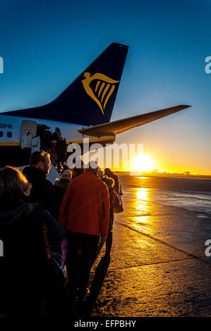 Bristol, Royaume-Uni. 9 Février, 2015. 9e février 2015. Météo britannique. L''aéroport de Bristol, Angleterre. Les passagers d'un vol Ryanair pour Dublin au lever du soleil comme un avion Easyjet taxis. Crédit : Richard Wayman/Alamy Live News Banque D'Images