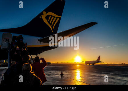 Bristol, Royaume-Uni. météo. L''aéroport de Bristol, Angleterre. Les passagers d'un vol Ryanair pour Dublin au lever du soleil comme un avion Easyjet taxis. Banque D'Images