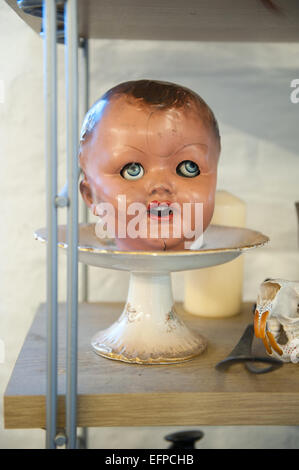 Poupées victorienne tête sur une antique cake stand. Banque D'Images