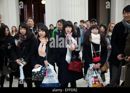 Londres, Royaume-Uni. 8 Février, 2015. Les badauds regarder la performance par le groupe d'activiste BP-ou-non-BP au British Museum. Credit : Kristian Birsfelden/Alamy Live News Banque D'Images