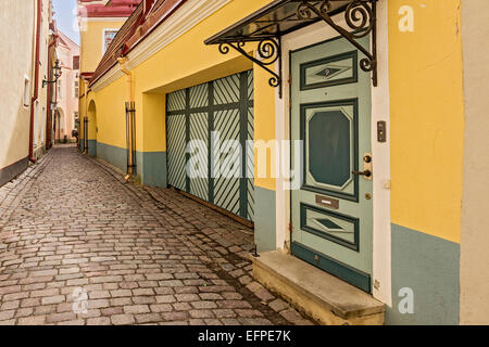 Rue pavée de la vieille ville de Tallinn Estonie Banque D'Images