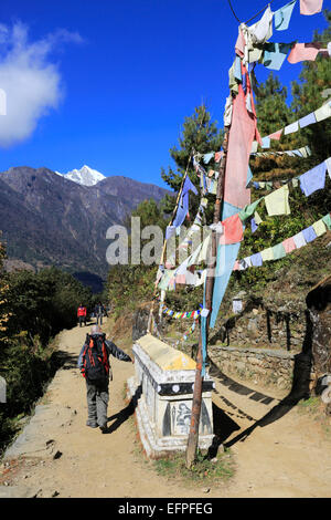 Pierre Mani Mur de prière, drapeaux de prière et de stupa bouddhiste, Chineplung Village, parc national de Sagarmatha, district de Solukhumbu, Khum Banque D'Images