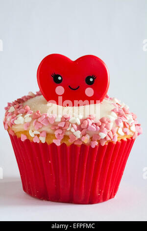 Valentine bague rouge cupcake isolé sur fond blanc - idéal pour la Saint-Valentin, jour de la Saint-Valentin Banque D'Images