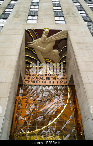 Détails Art Déco de l'entrée de 30 Rockefeller Plaza, Rockefeller Center, Manhattan, New York City, New York, USA. Amérique du Nord Banque D'Images