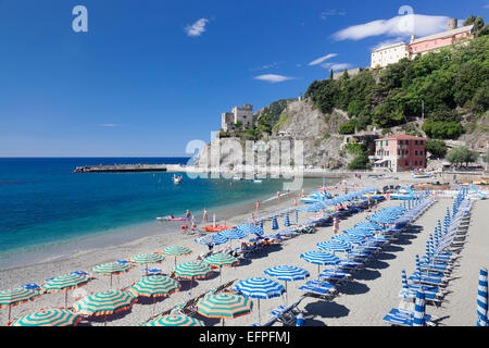 Plage avec parasols et chaises longues, Monterosso al Mare, Cinque Terre, l'UNESCO, Riviera di Levante, ligurie, italie Banque D'Images