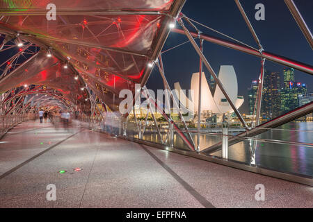 Double Helix Bridge et Art and Science Museum et centre-ville Quartier des affaires central de nuit, à Singapour, en Asie du Sud-Est, l'Asie Banque D'Images