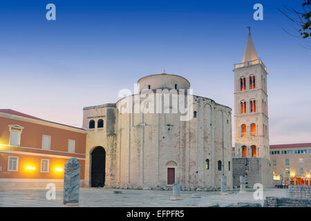 Forum romain en ruine, l'église de Saint-Donat et la flèche de la cathédrale de Ste Anastasie, Zadar, Dalmatie, Croatie, Europe Banque D'Images