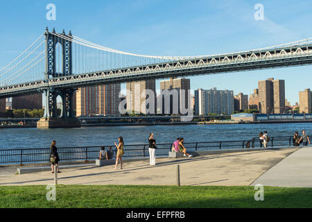 Manhattan Pont enjambant l'East River vue de Brooklyn Bridge Park, New York City, États-Unis d'Amérique Banque D'Images