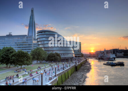 Avis de l'Hôtel de Ville et le fragment sur la rive sud de la Tamise au coucher du soleil, Londres, Angleterre, Royaume-Uni, Europe Banque D'Images