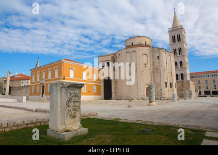 Le forum romain, l'église de Saint-Donat et la flèche de la cathédrale de Ste Anastasie, Zadar, Dalmatie, Croatie, Europe Banque D'Images