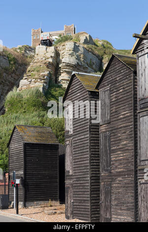 Le Stade, huttes net net (boutiques) et funiculaire dans le centre de la vieille ville, Hastings, East Sussex, Angleterre, Royaume-Uni Banque D'Images