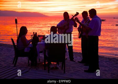 Dîner sur la plage au centre-ville au coucher du soleil, Puerto Vallarta, Jalisco, Mexique, Amérique du Nord Banque D'Images